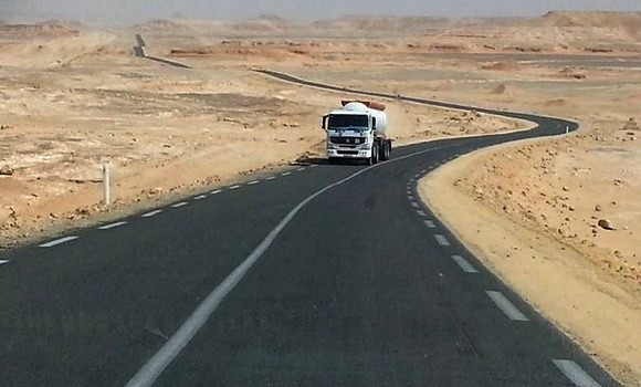 Route transsaharienne traversée par un camion